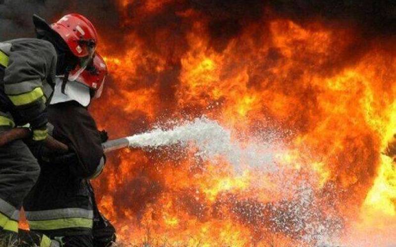 آتش سوزی در بازارچه میوه و تره‌بار شهرداری جیرفت